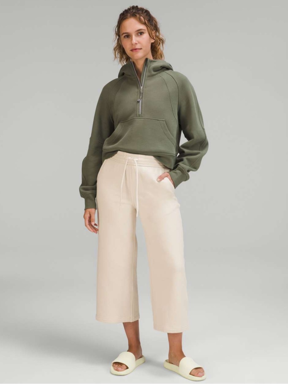 Lululemon Loungeful High-Rise Wide Leg Crop
White size 4
